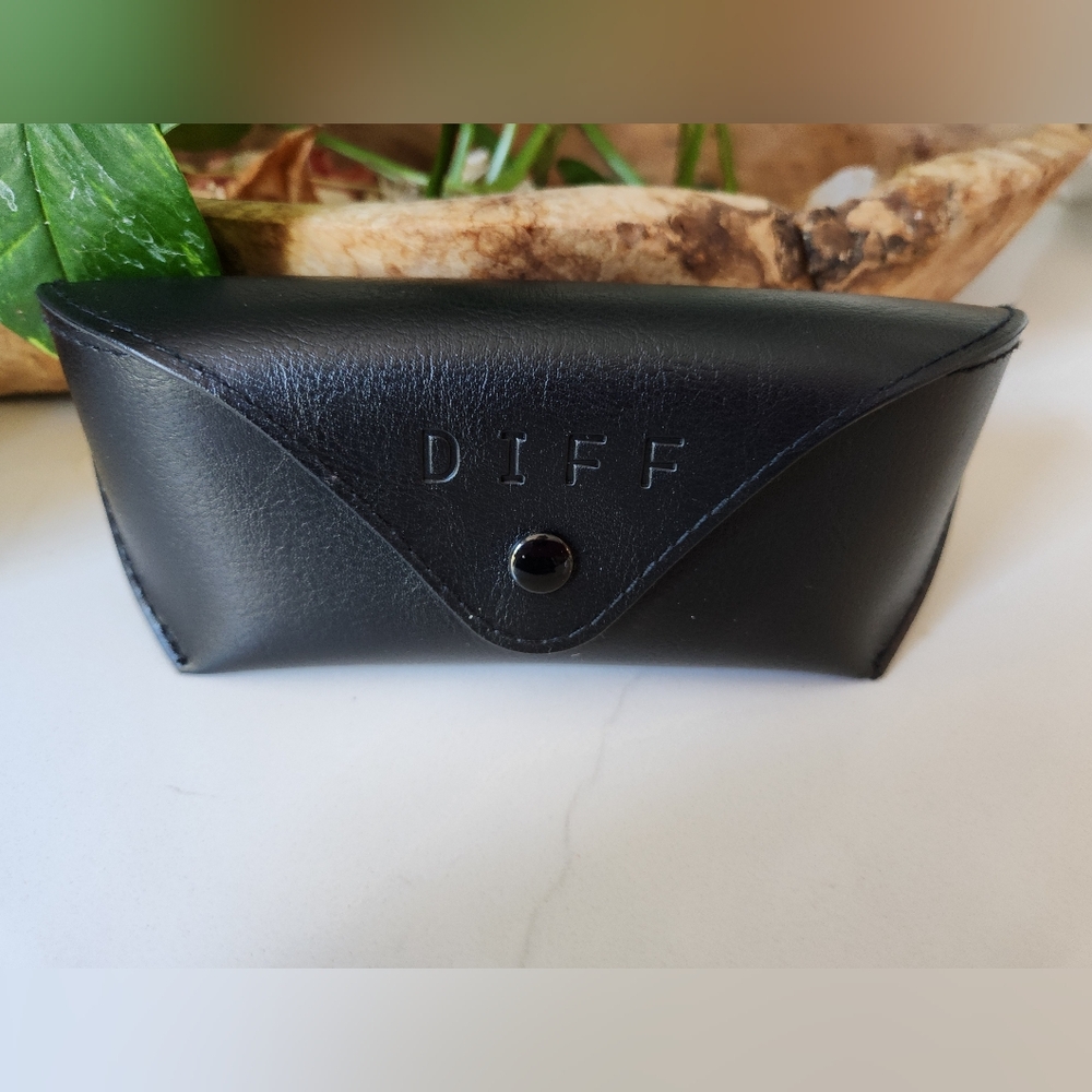 Diff Eyewear Black Case